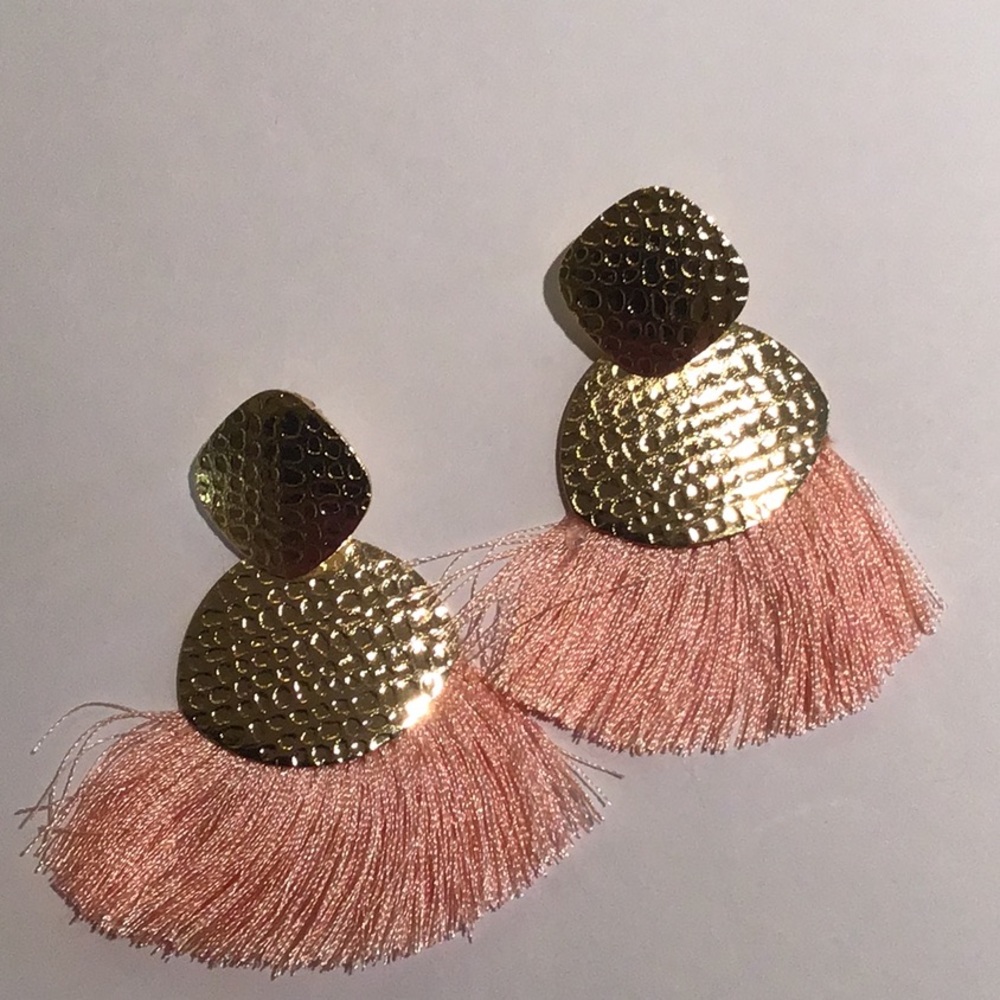 💕Light pink gold tone tassel earring💕